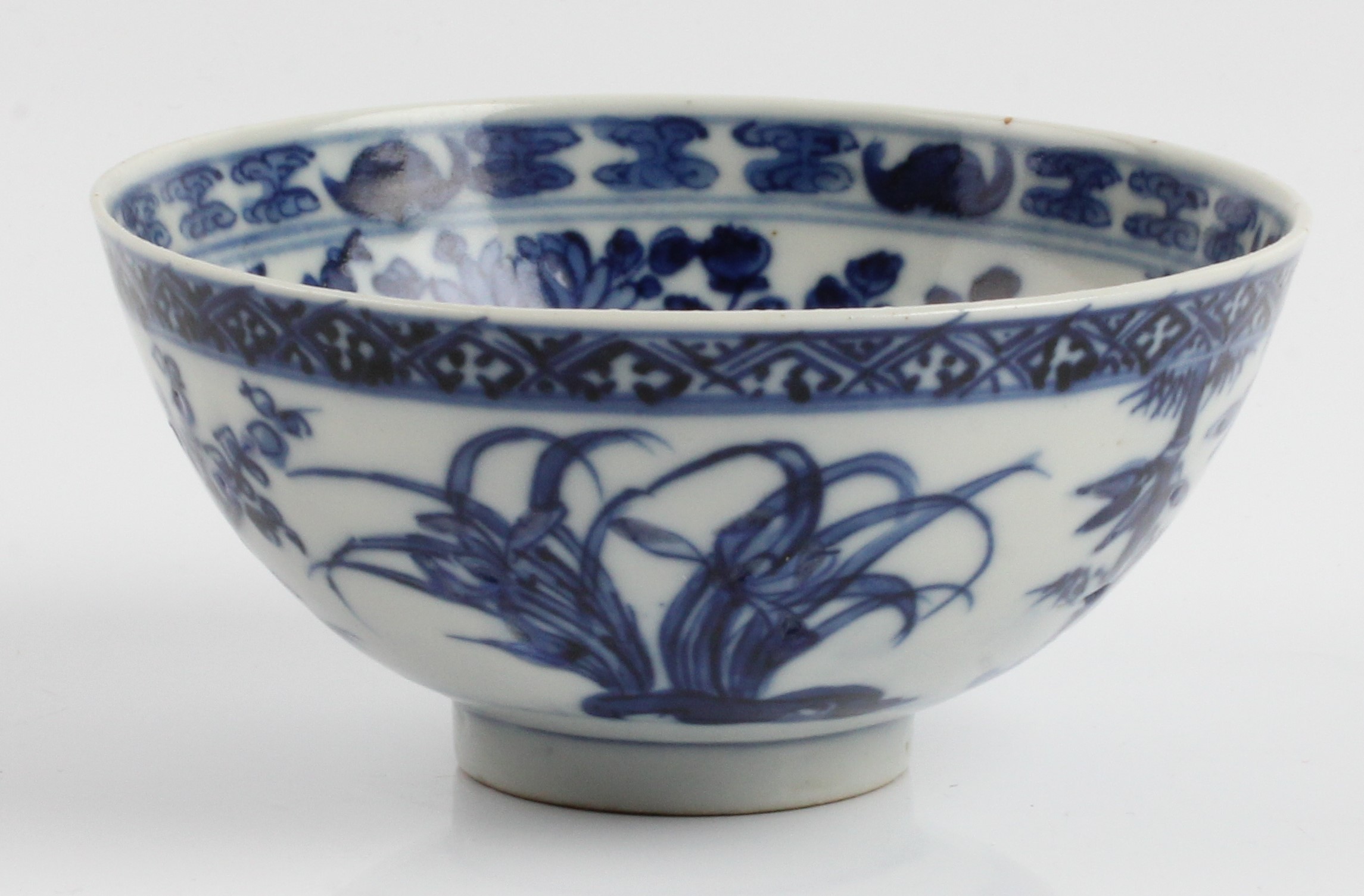 A Chinese blue and white bowl with dragon to centre, characters marks to base Kangxi dynasty, - Image 4 of 6