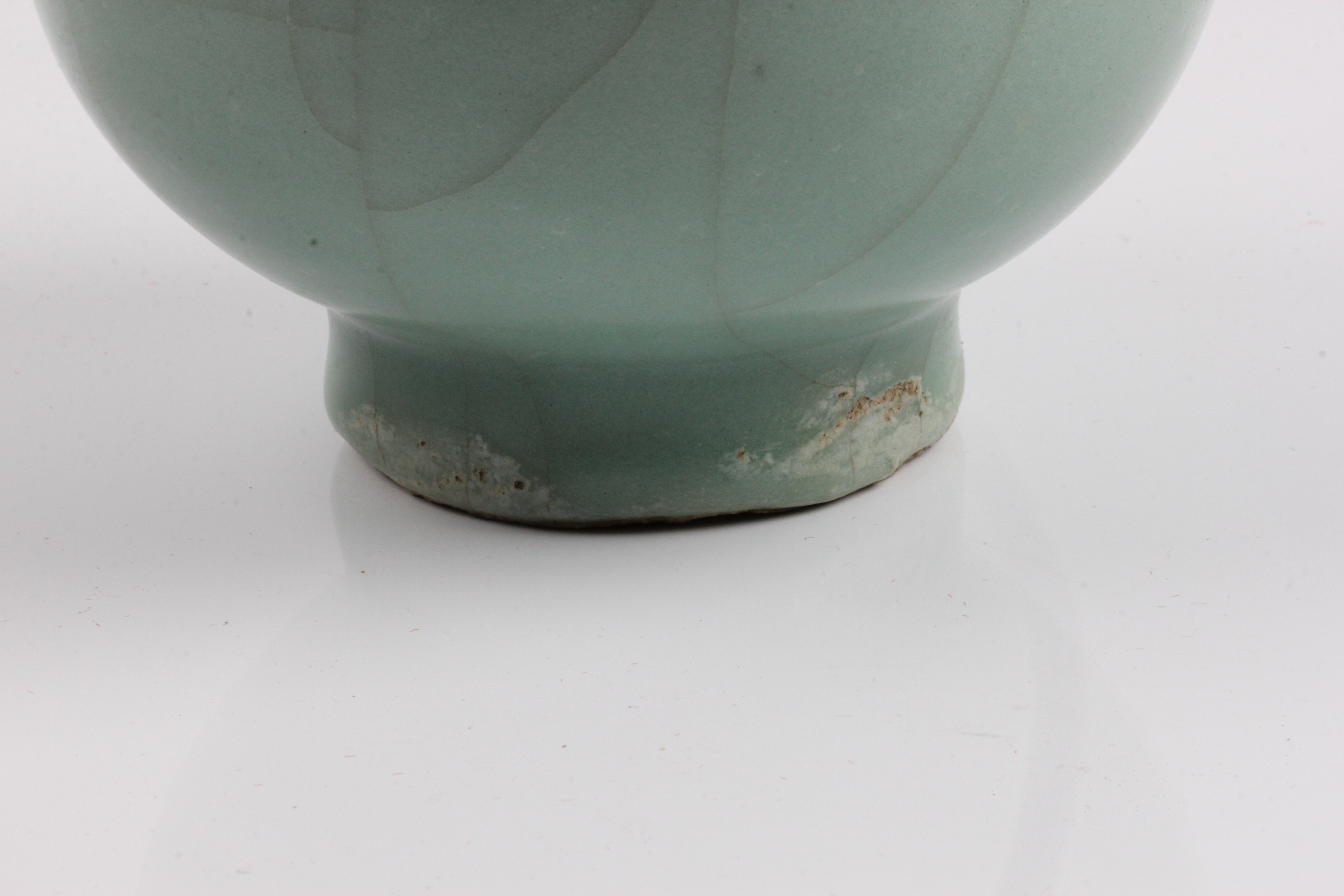 A 19th century Chinese green vase, cracked to top rim, approx. height 23.5cm. IMPORTANT: Online - Image 2 of 9