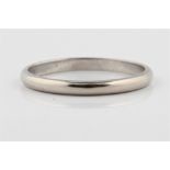 A hallmarked 18ct white gold wedding band, ring size J½, approx. weight 1.5g. BOOK A VIEWING TIME