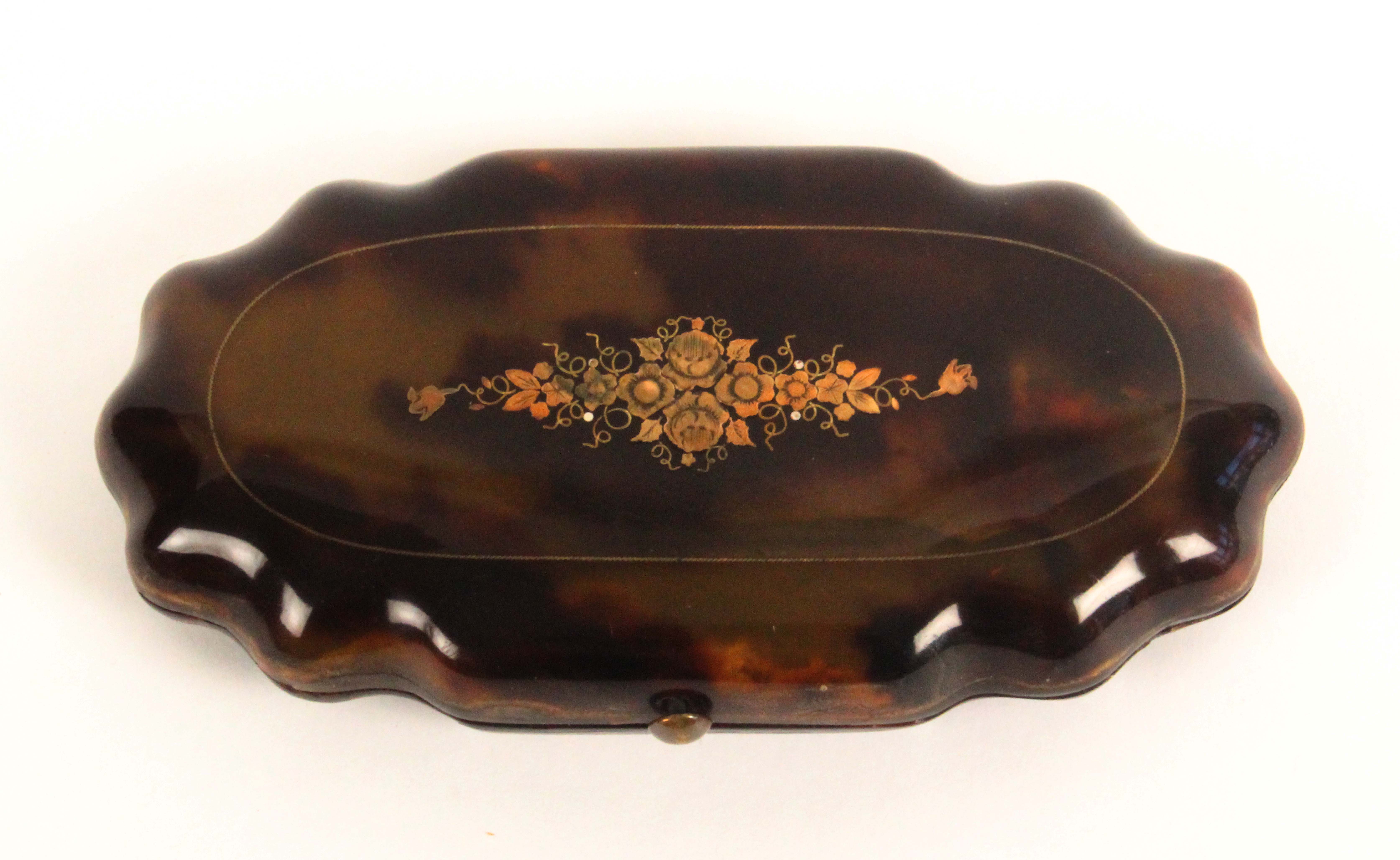 A mid 19th Century French tortoiseshell and gold inlaid etui, with silver gilt fittings, the case of - Image 3 of 3