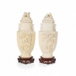 Coppia di vasi in osso - Pair of bone vases
