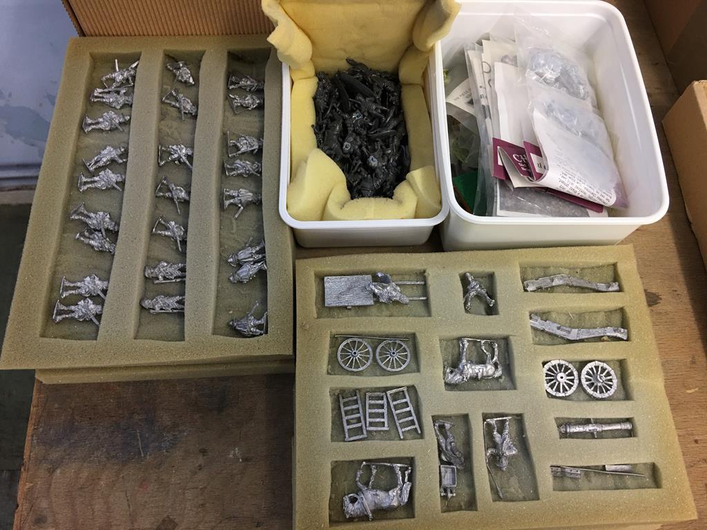 A large quantity of loose unpainted metal miniatures and accessories - Image 3 of 3