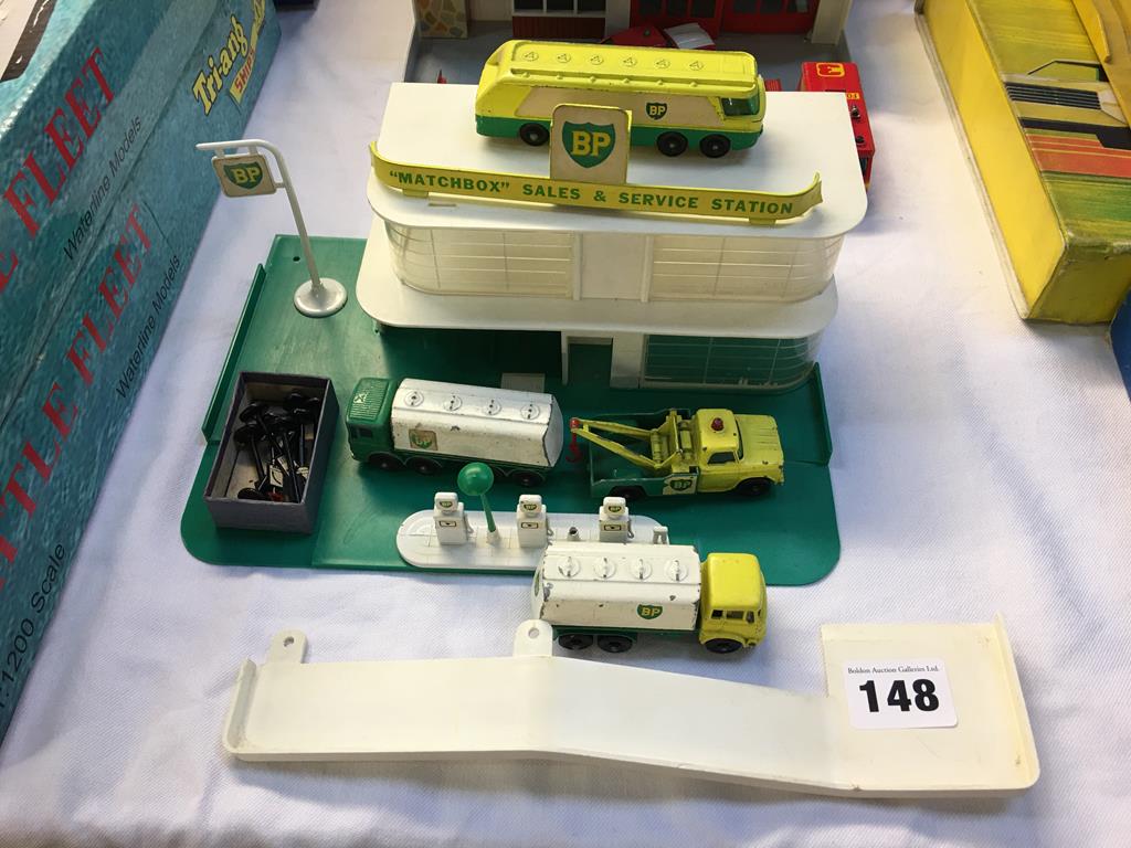 A boxed Matchbox MG-1 BP Service Station, with vehicles and accessories and a boxed Matchbox MF-1 - Image 3 of 3