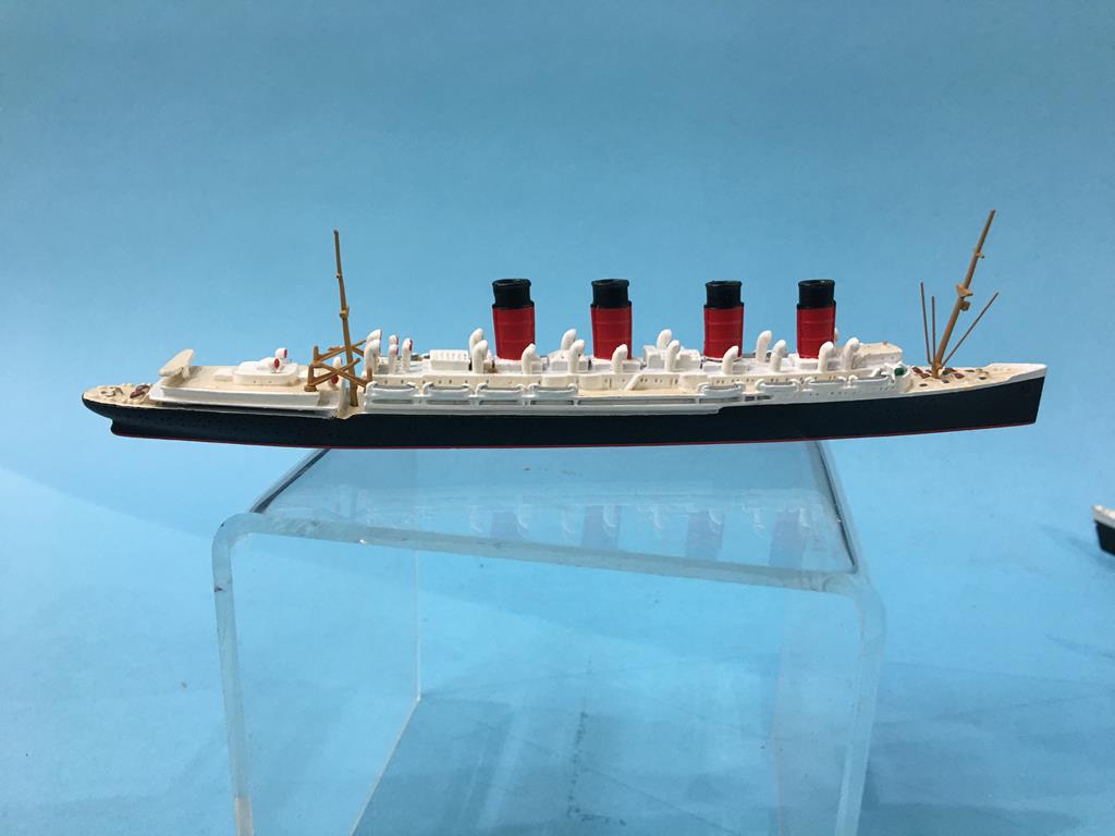 A Triang Minic RMS Queen Elizabeth, a Mercator model of the Queen Mary and three other Die Cast - Image 7 of 7