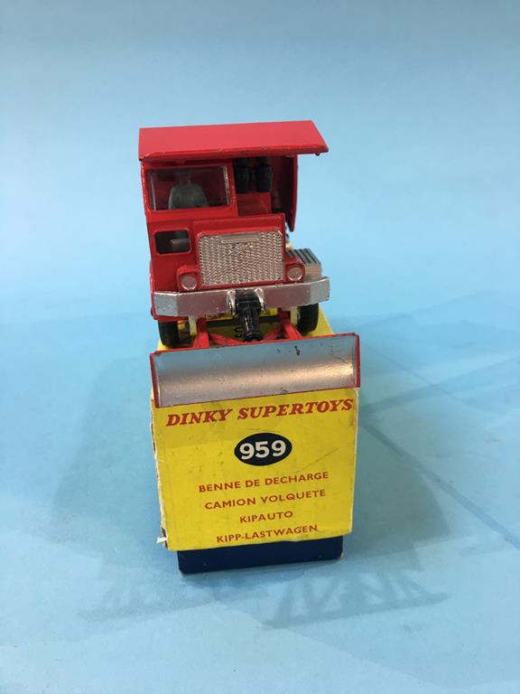 A Dinky 959 Foden dump truck and a 642 pressure refueller, boxed - Image 5 of 6