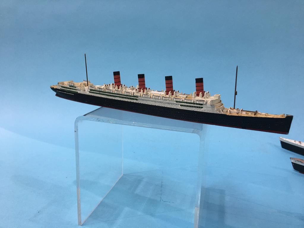 A Triang Minic RMS Queen Elizabeth, a Mercator model of the Queen Mary and three other Die Cast - Image 4 of 7