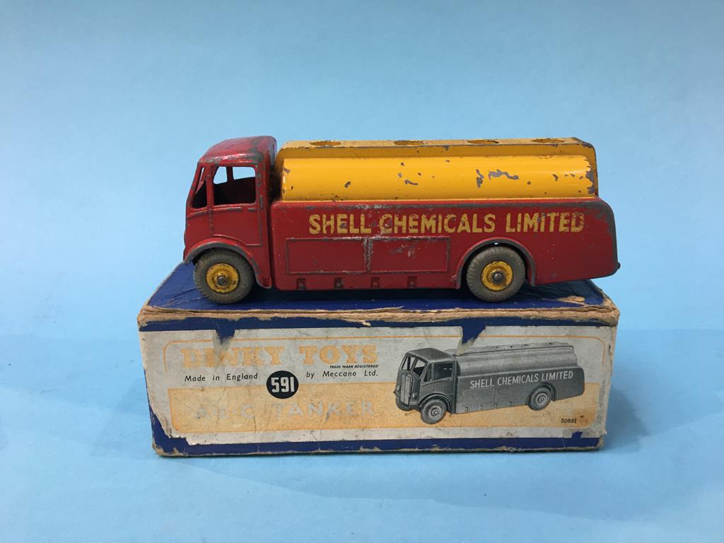 A Dinky 409 Bedford articulated lorry, a 591 Shell Chemical Limited AEC tanker and a 905 Foden - Image 6 of 13