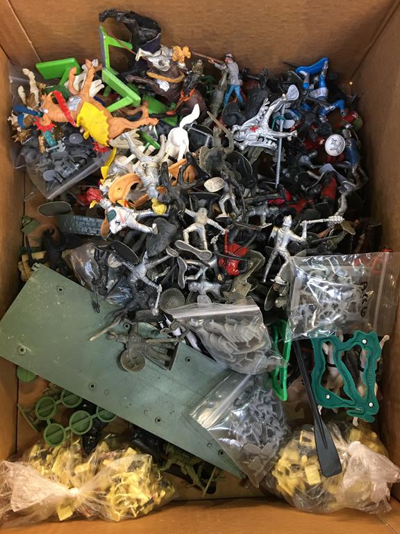 Four boxes of loose figures, plus a box of loose Matchbox trains etc. (5) - Image 2 of 6