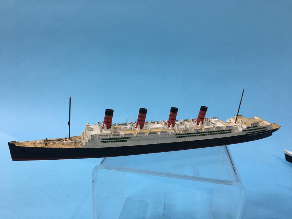 A Triang Minic RMS Queen Elizabeth, a Mercator model of the Queen Mary and three other Die Cast - Image 5 of 7