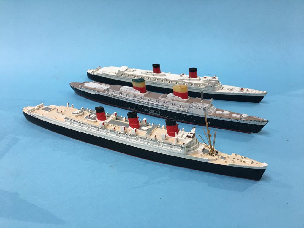 A Triang Minic RMS Queen Elizabeth, a Mercator model of the Queen Mary and three other Die Cast - Image 2 of 7