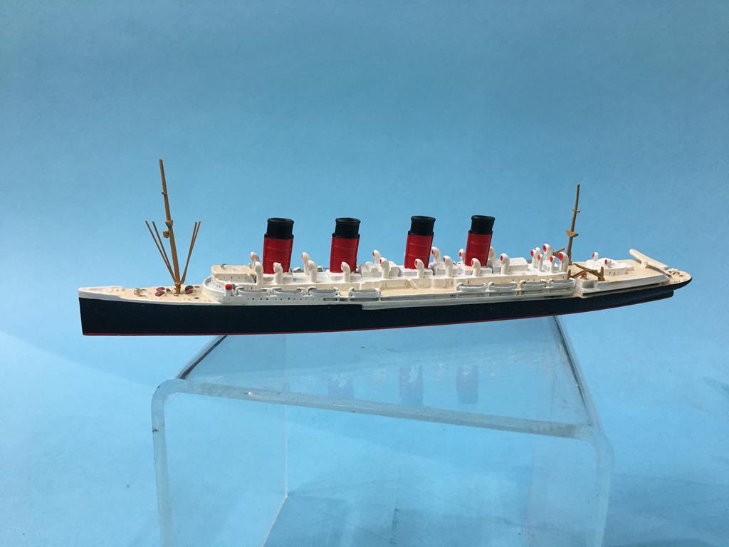 A Triang Minic RMS Queen Elizabeth, a Mercator model of the Queen Mary and three other Die Cast - Image 6 of 7