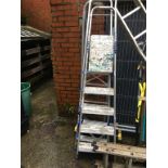 Quantity of step ladders