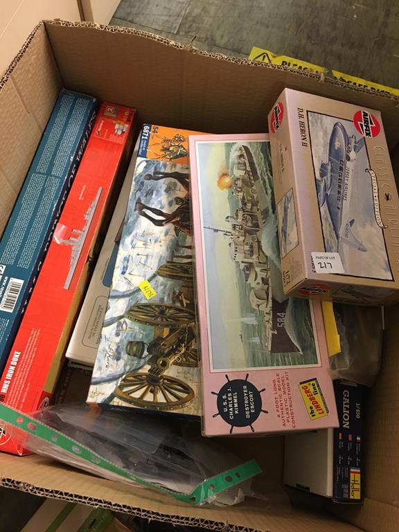 Box of Airfix and Heller model kits - Image 2 of 2