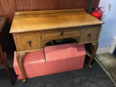 An Edwardian walnut desk, 106.5 cm wide x 50 cm deep x 82 cm high