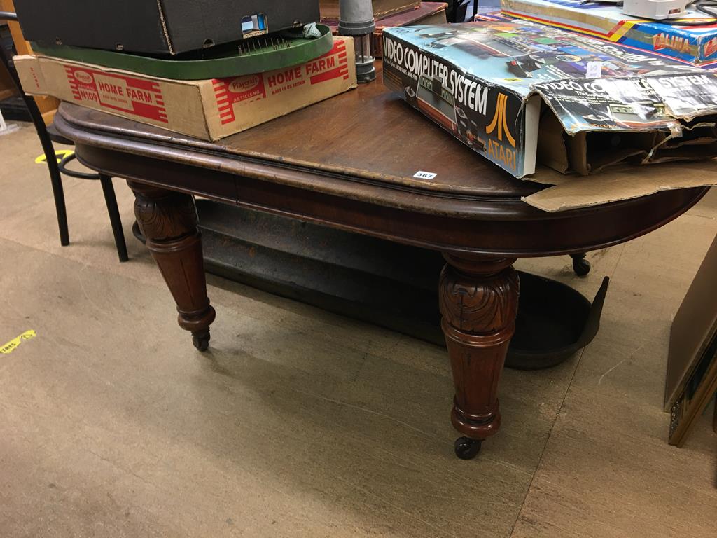 A Victorian mahogany dining table, 155 x 118cm