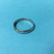 An 18ct white gold ring, 4.5g