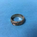 A 9ct gold ring, with grapes engraving, size 'L'