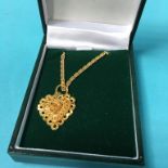 A 9ct gold necklace and pendant, 10g