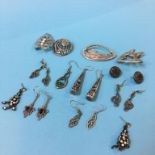 A collection of silver jewellery