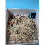 A quantity of costume jewellery