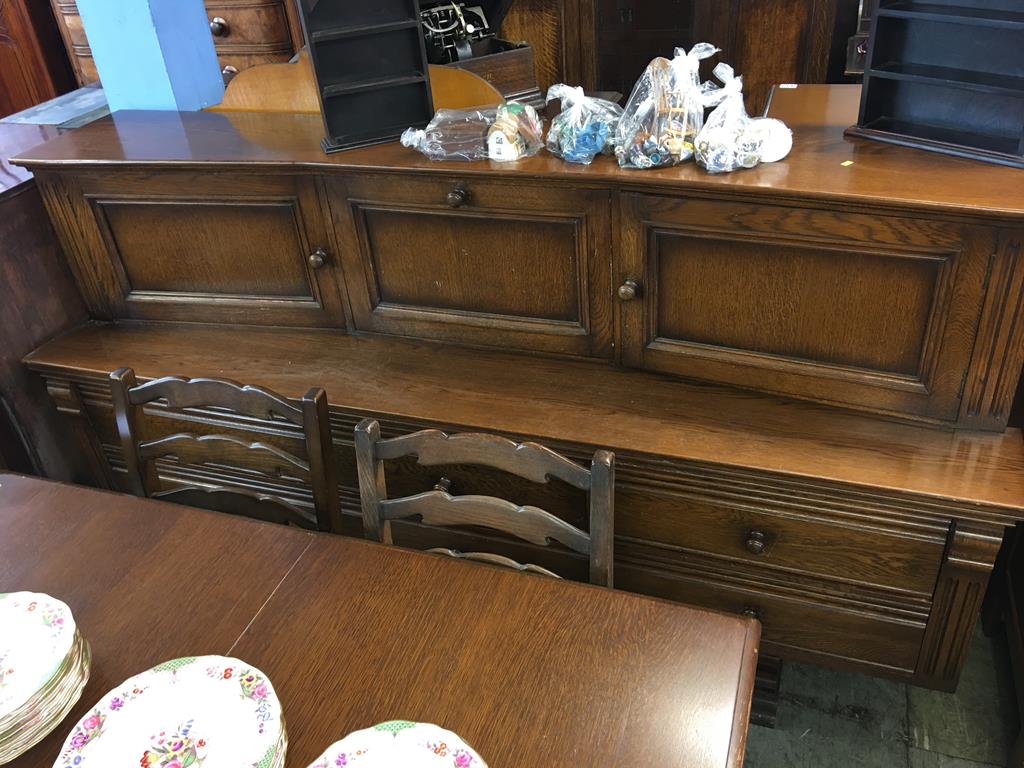 An oak dining room suite comprising sideboard, table and five chairs - Image 2 of 4