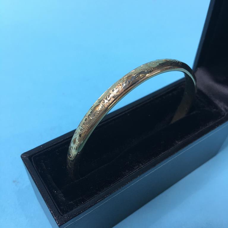 A bangle stamped '375', 7.4g