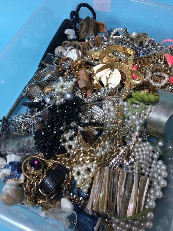 A quantity of costume jewellery - Image 2 of 3