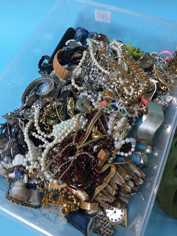 A quantity of costume jewellery - Image 3 of 3