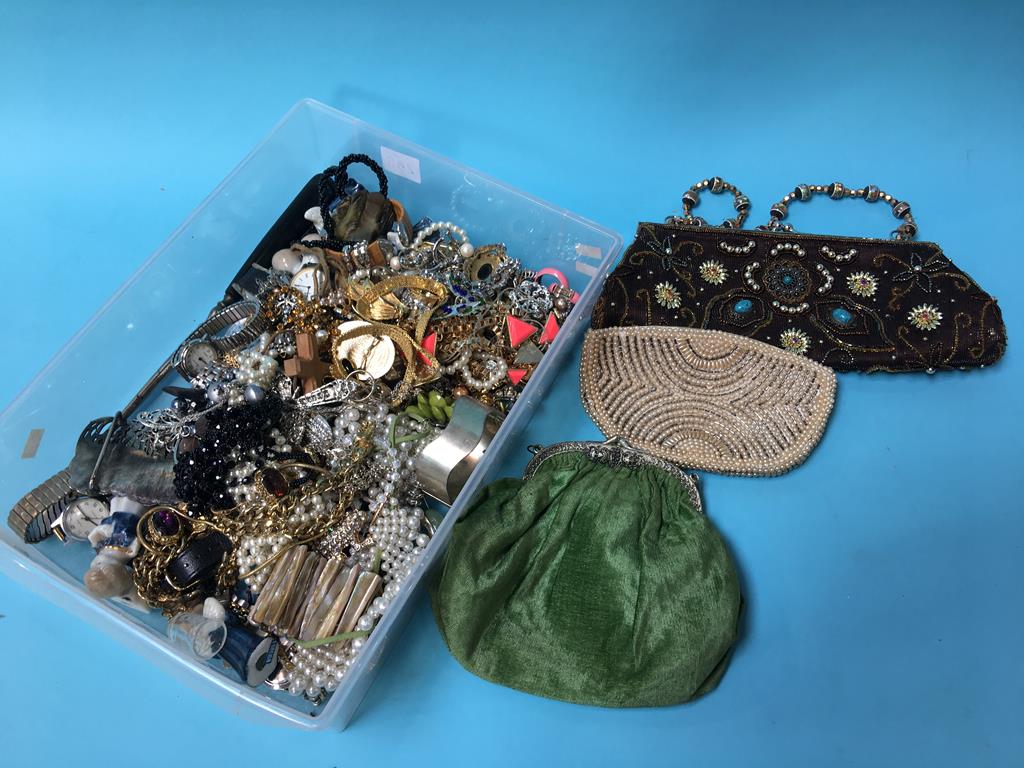 A quantity of costume jewellery