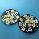 Two Maling 'Daffodil' plates, 29cm diameter