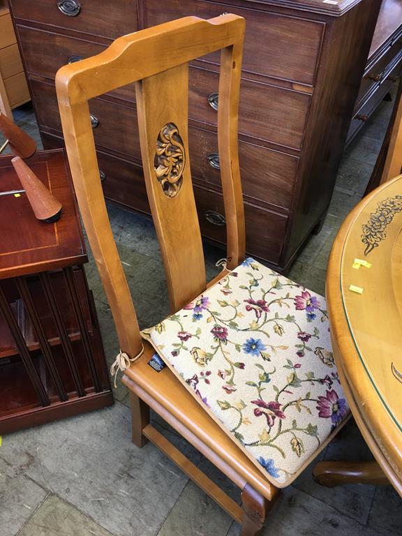 An Oriental design carved circular table and four chairs - Image 2 of 2