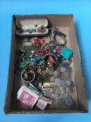 Tray of coinage, bank notes and costume jewellery