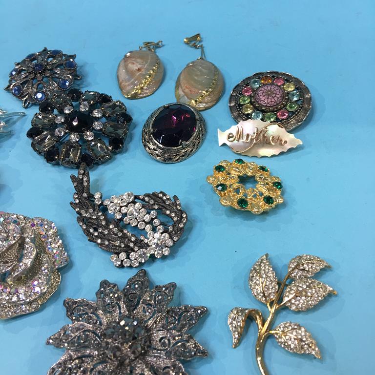 A bag of costume brooches - Image 3 of 4