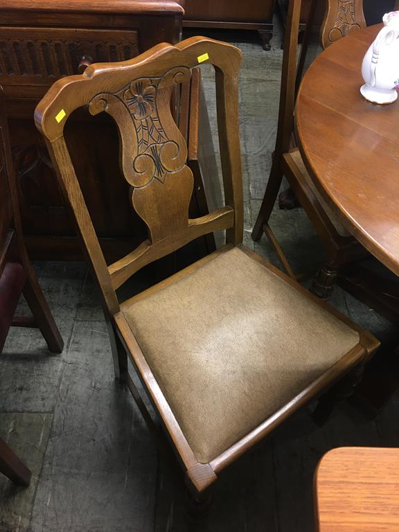 An oak circular table and four chairs - Image 2 of 2