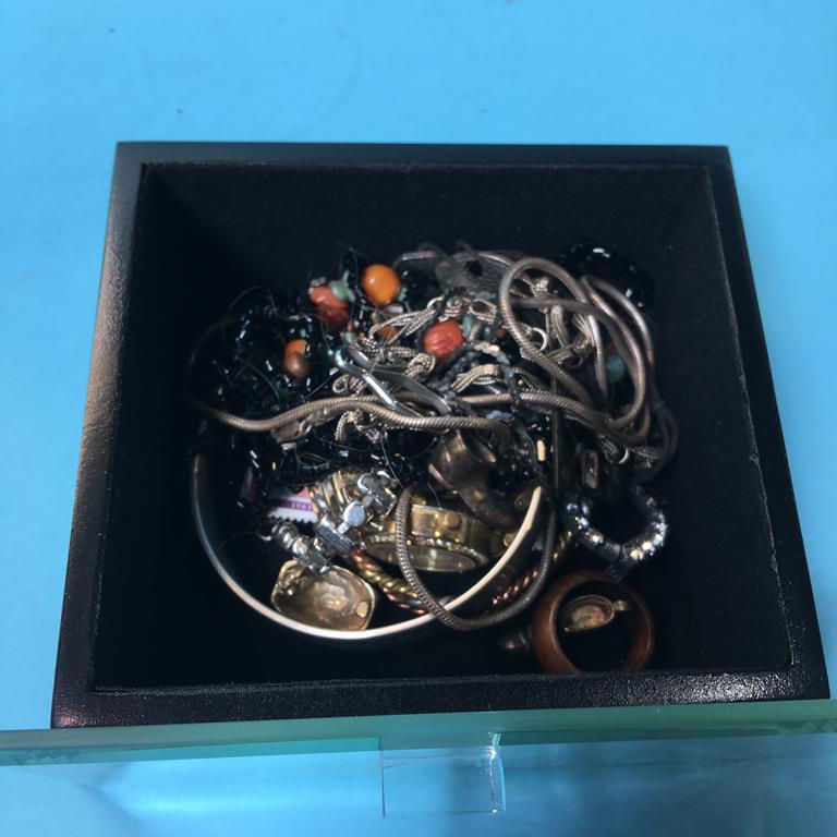 Box of costume jewellery and various wristwatches - Image 5 of 5