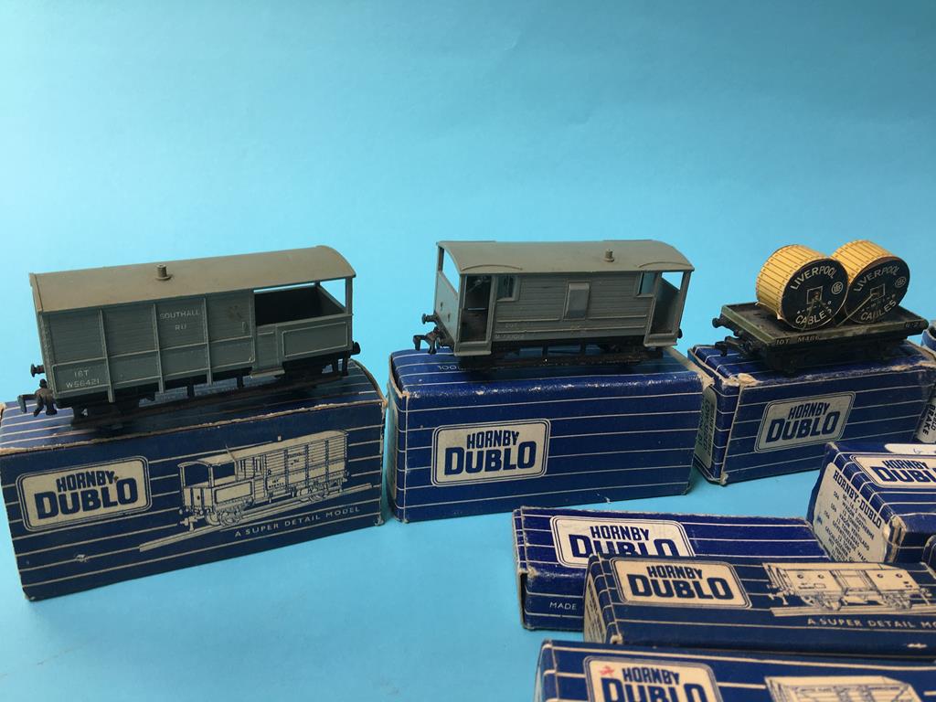 Collection of 12 boxed Hornby Dublo rolling stock - Image 2 of 4