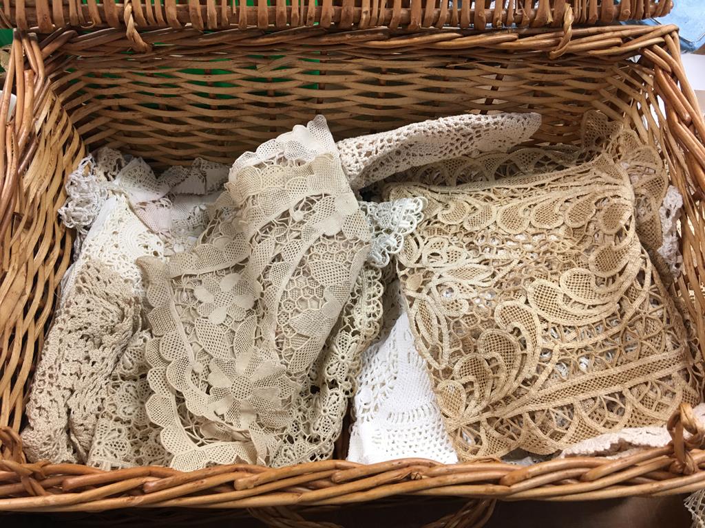 Collection of linen etc. - Image 4 of 11