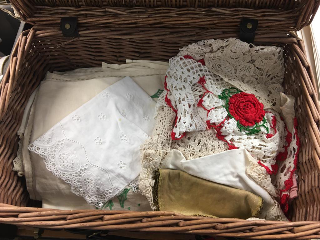 Collection of linen etc. - Image 10 of 11
