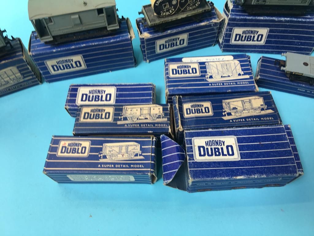 Collection of 12 boxed Hornby Dublo rolling stock - Image 4 of 4