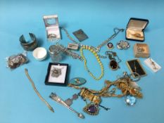 A tray of assorted jewellery