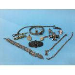 Assorted jewellery, to include a silver brooch etc.