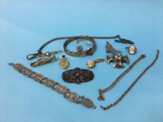 Assorted jewellery, to include a silver brooch etc.