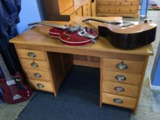 An oak pedestal desk Size 137 cm wide, 70cm deep, 77cm Height