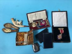 A tray of assorted, to include Meerschaum pipes, silver gilt medals, a vesta etc.