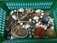A tray of assorted jewellery