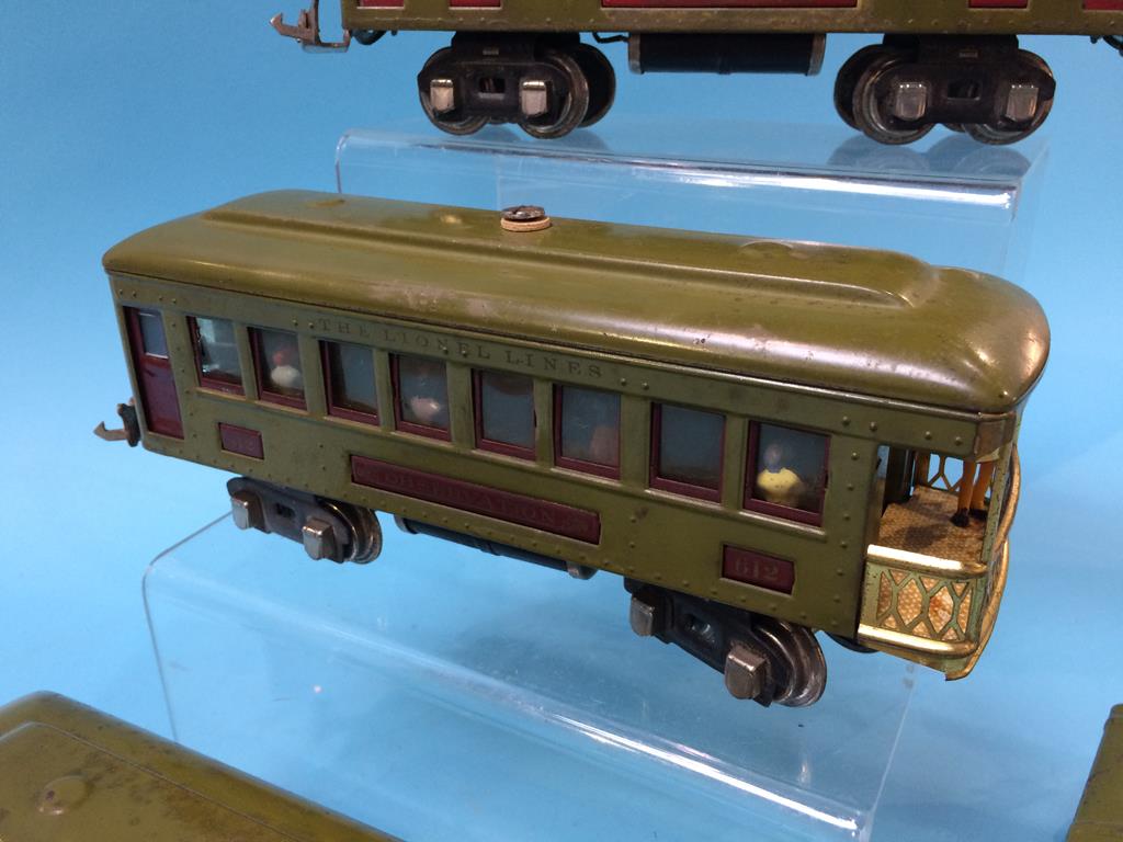 A Lionel '0' gauge locomotive, 252 and three carriages - Image 5 of 6