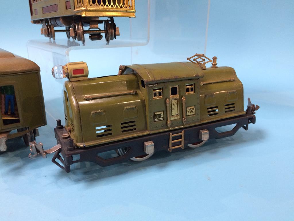 A Lionel '0' gauge locomotive, 252 and three carriages - Image 3 of 6