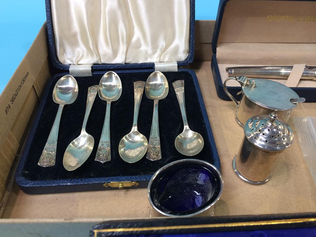 A tray of assorted silver, to include pens etc. - Image 3 of 4