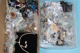 A quantity of costume jewellery