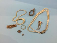 A quantity of costume jewellery